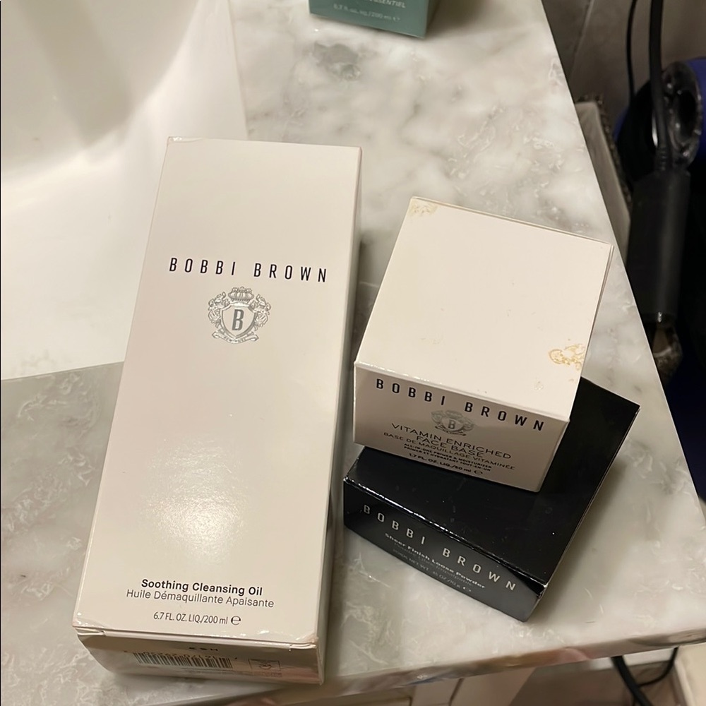 Bobbi Brown Soothing Cleansing Oil & Skincare Set - White